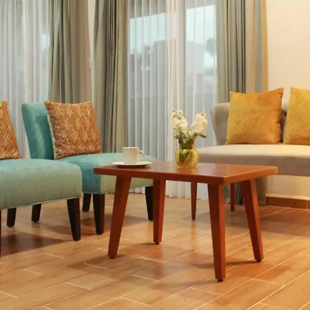Villa Cerenata, Downtown,Few Steps From The Beach.